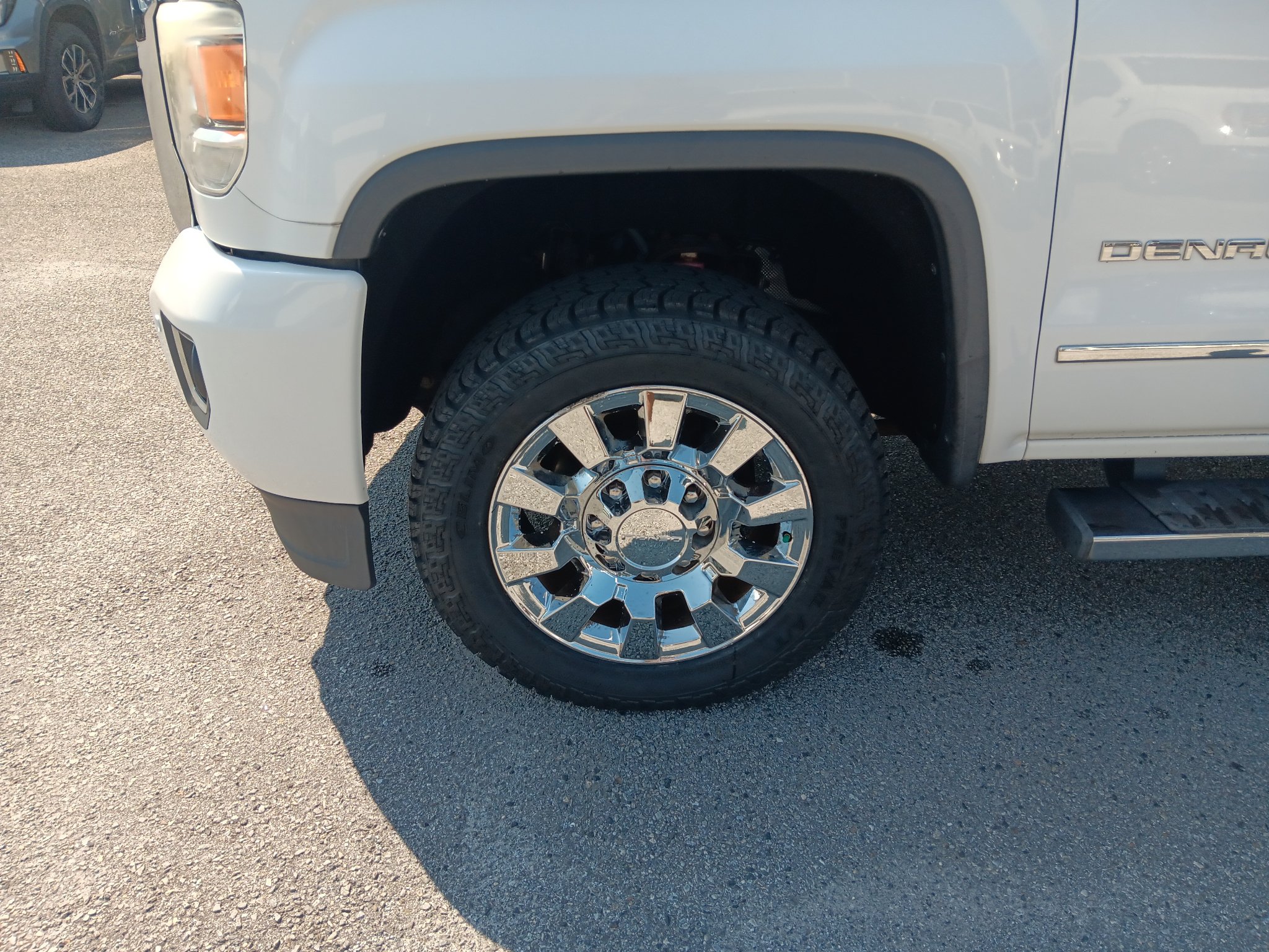 Used 2016 GMC Sierra 2500 Denali w/ Suspension Package, Off-Road AWD/4WD image 6