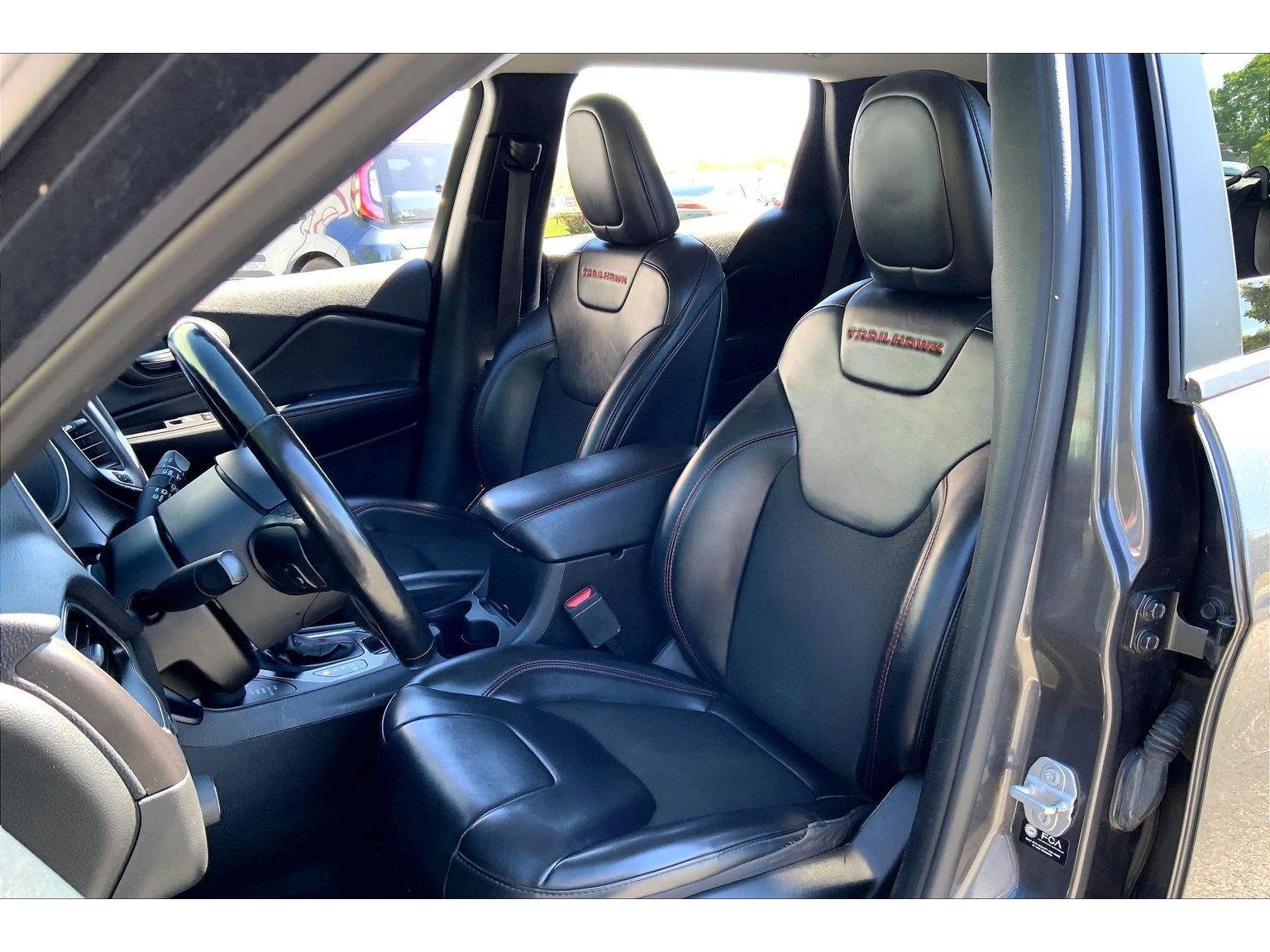 Used 2021 Jeep Cherokee Trailhawk AWD/4WD image 23