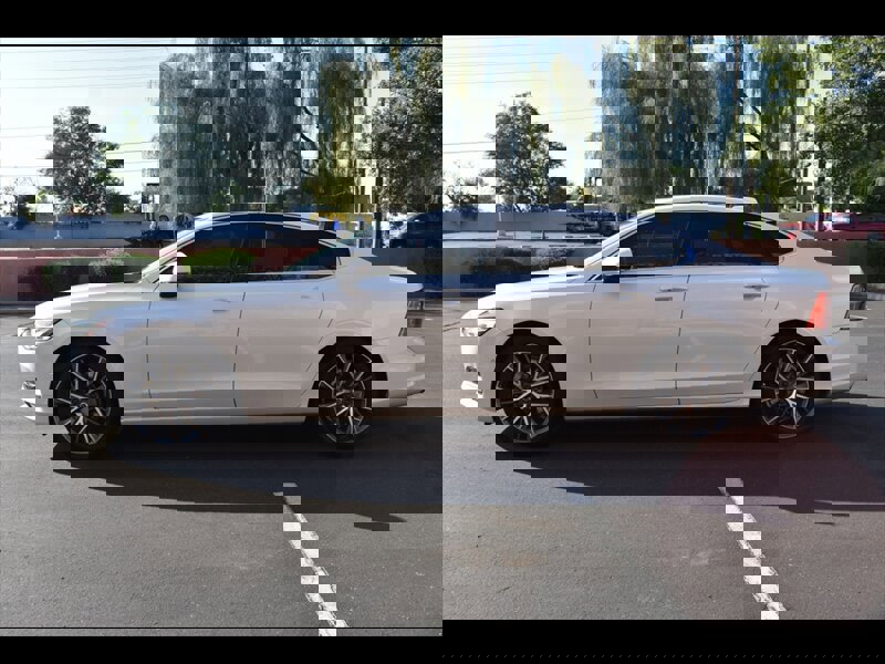 Used 2017 Volvo S90 T5 Momentum w/ Vision Package image 4