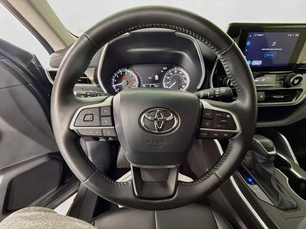 Used 2024 Toyota Highlander XLE FWD image 12
