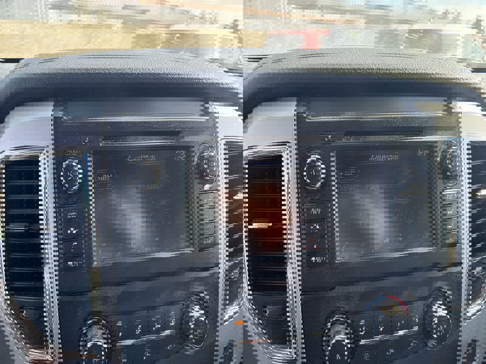 Used 2019 Nissan Titan SV image 23