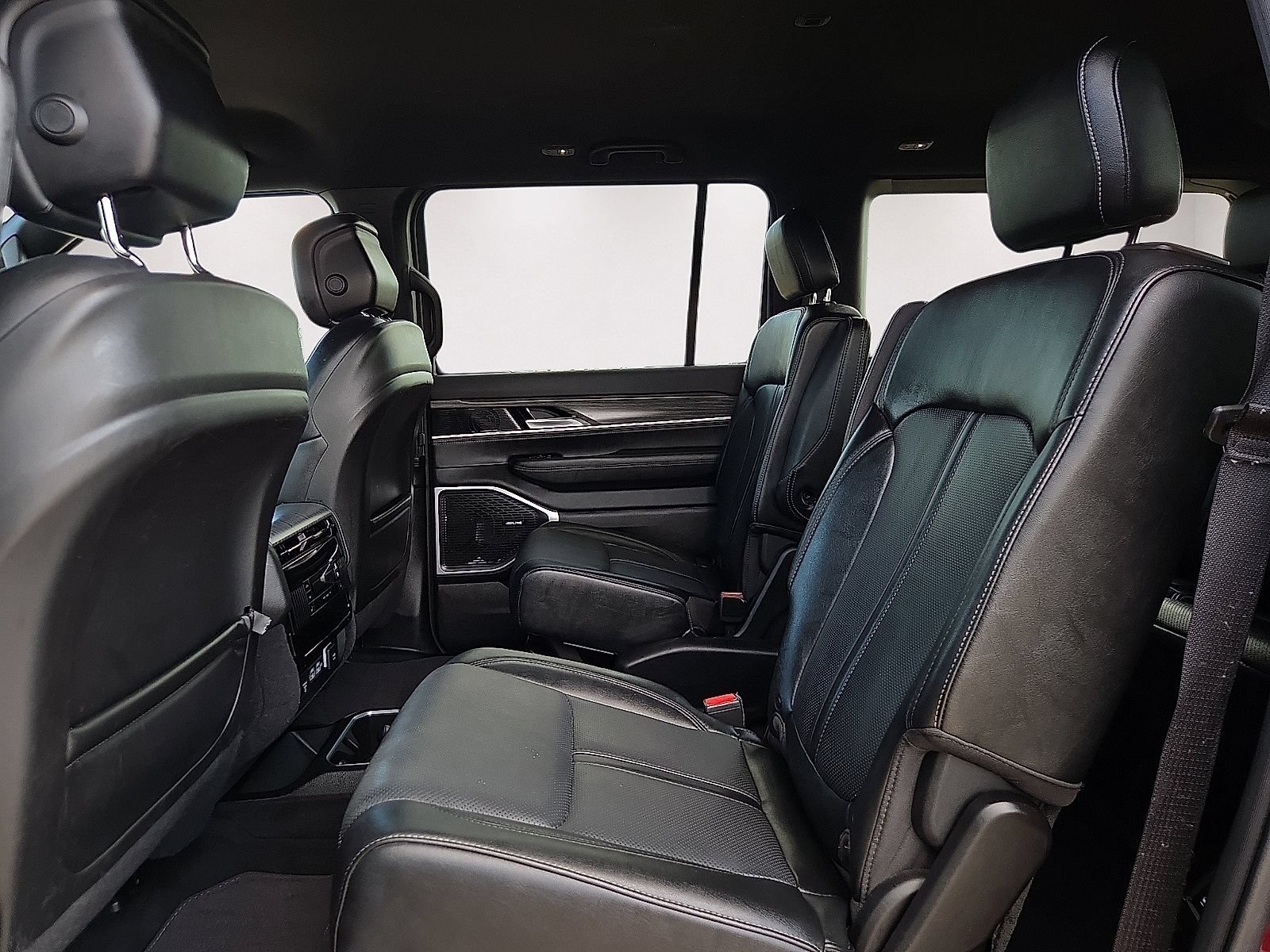 Used 2024 Jeep Wagoneer Series III AWD/4WD image 11