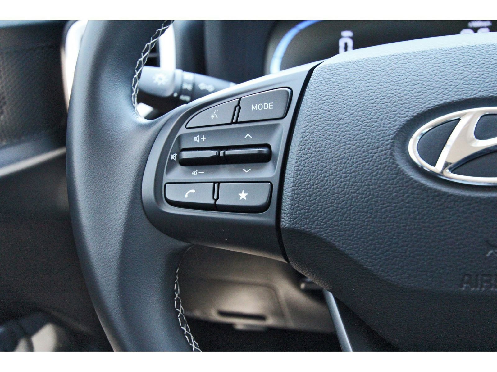 Used 2025 Hyundai Venue Limited image 23