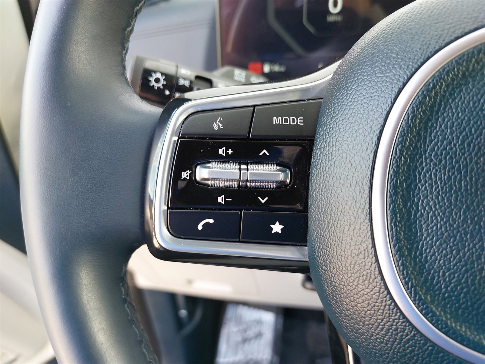 Certified 2025 Kia Carnival SX Prestige image 21