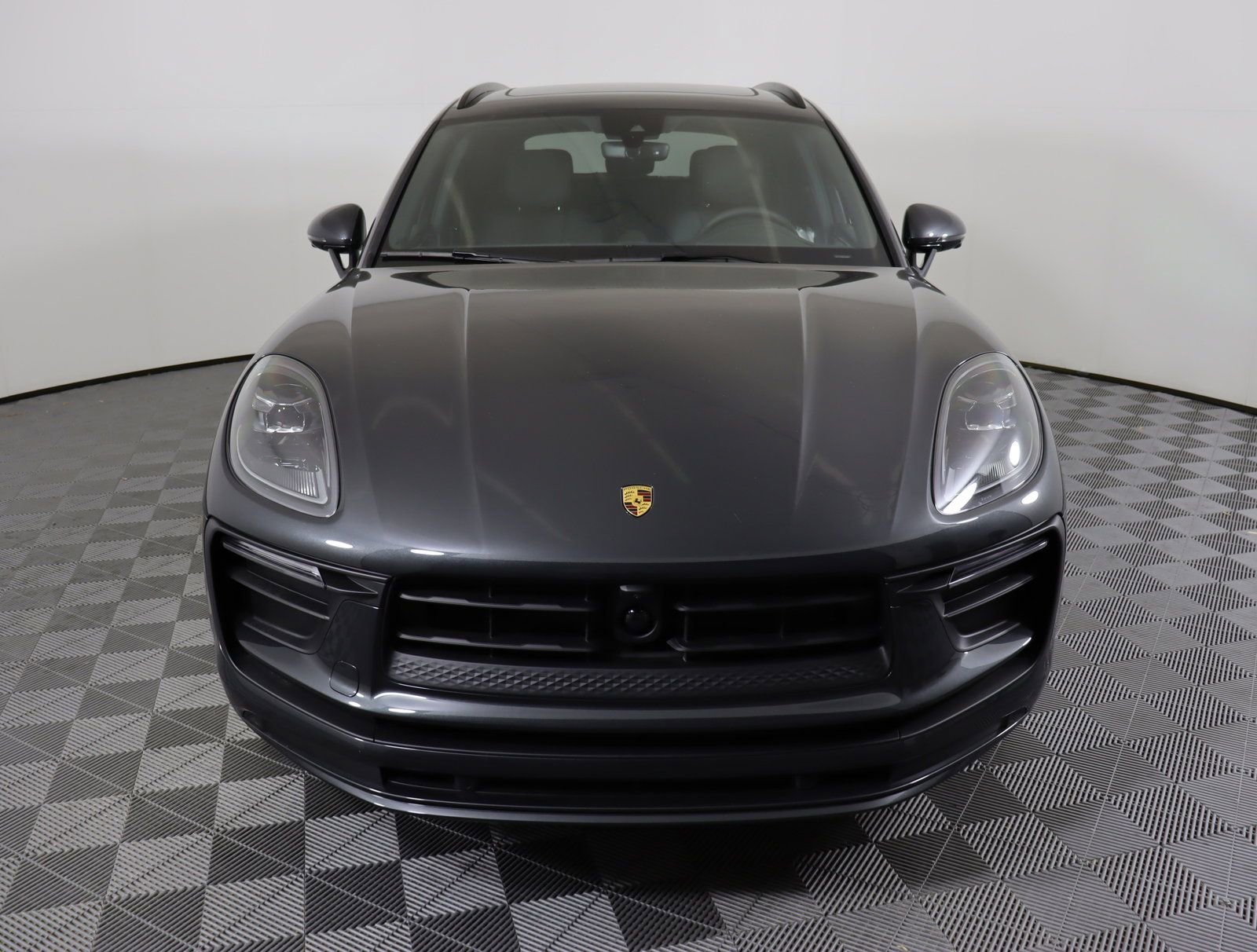 Certified 2025 Porsche Macan AWD/4WD image 5