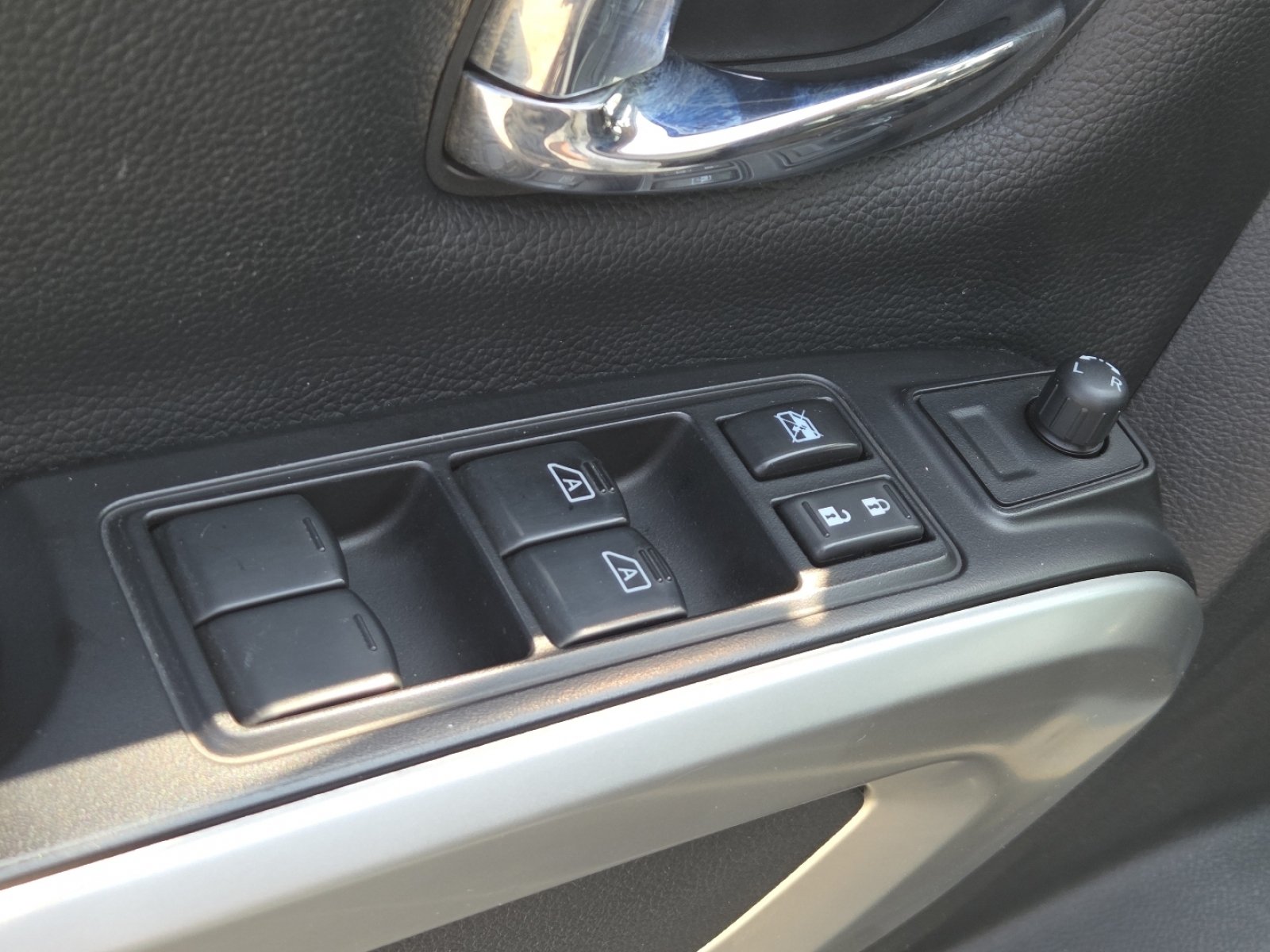 Used 2017 Nissan Titan SV AWD/4WD image 25