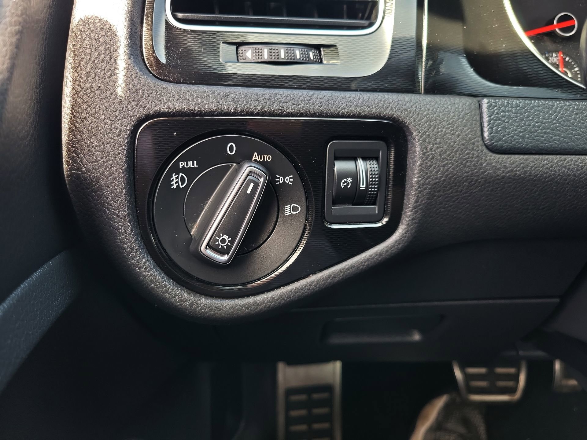 Used 2015 Volkswagen Golf 4-Door FWD image 29
