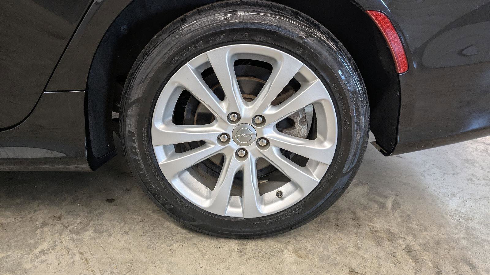 Used 2015 Chrysler 200 Limited image 39