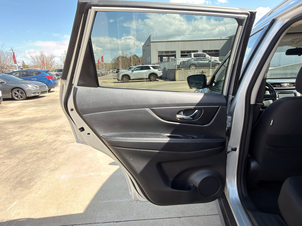 Used 2018 Nissan Rogue SV w/ Premium Package image 22