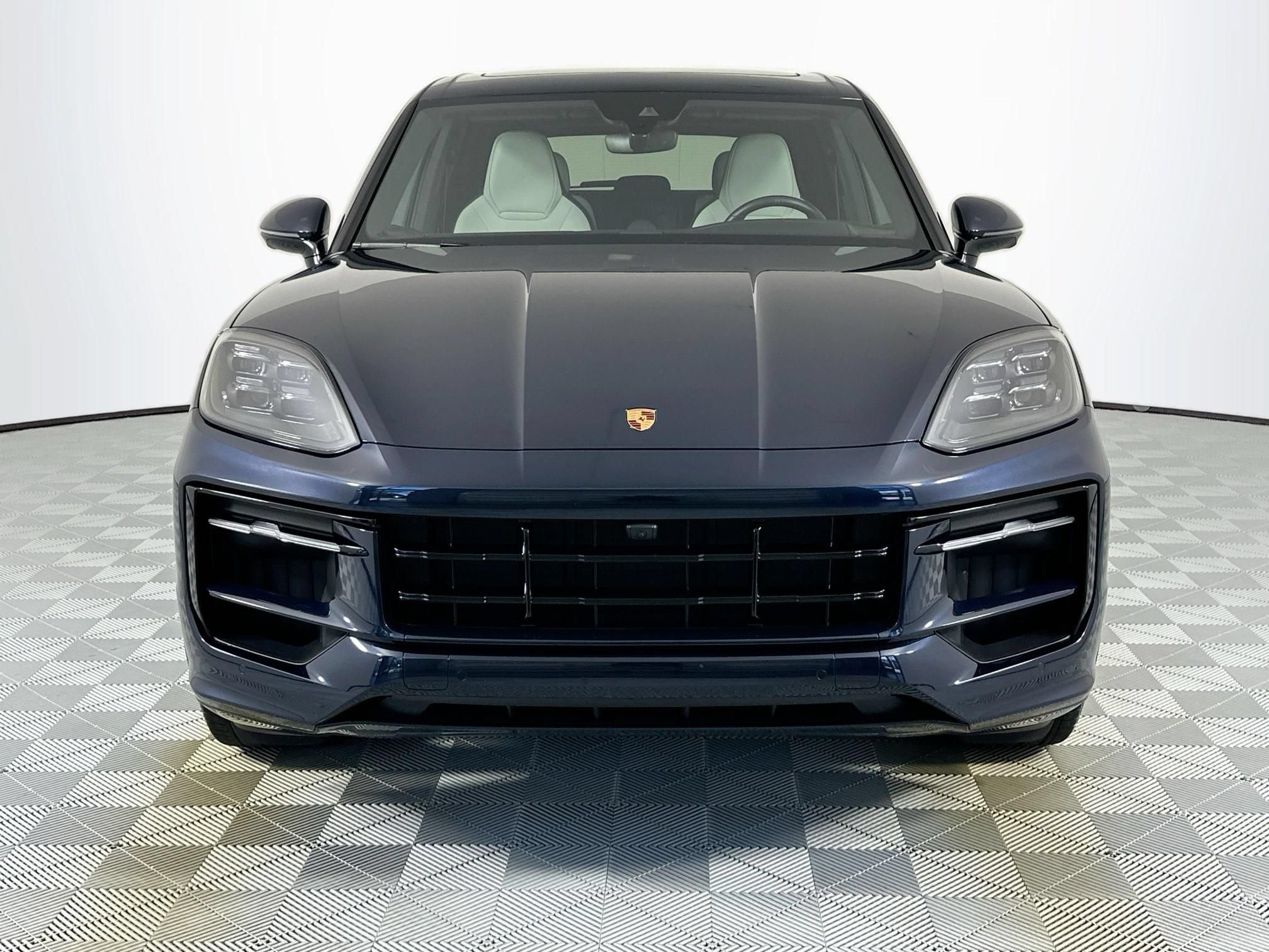 Used 2025 Porsche Cayenne GTS AWD/4WD image 2
