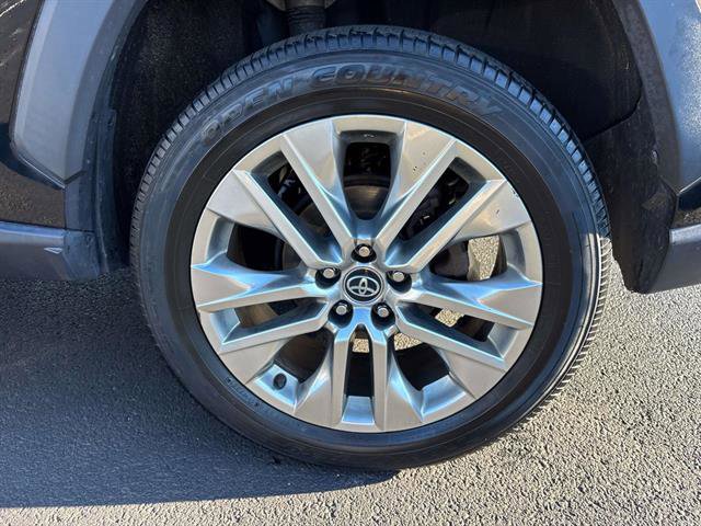 Used 2020 Toyota RAV4 XLE Premium image 29