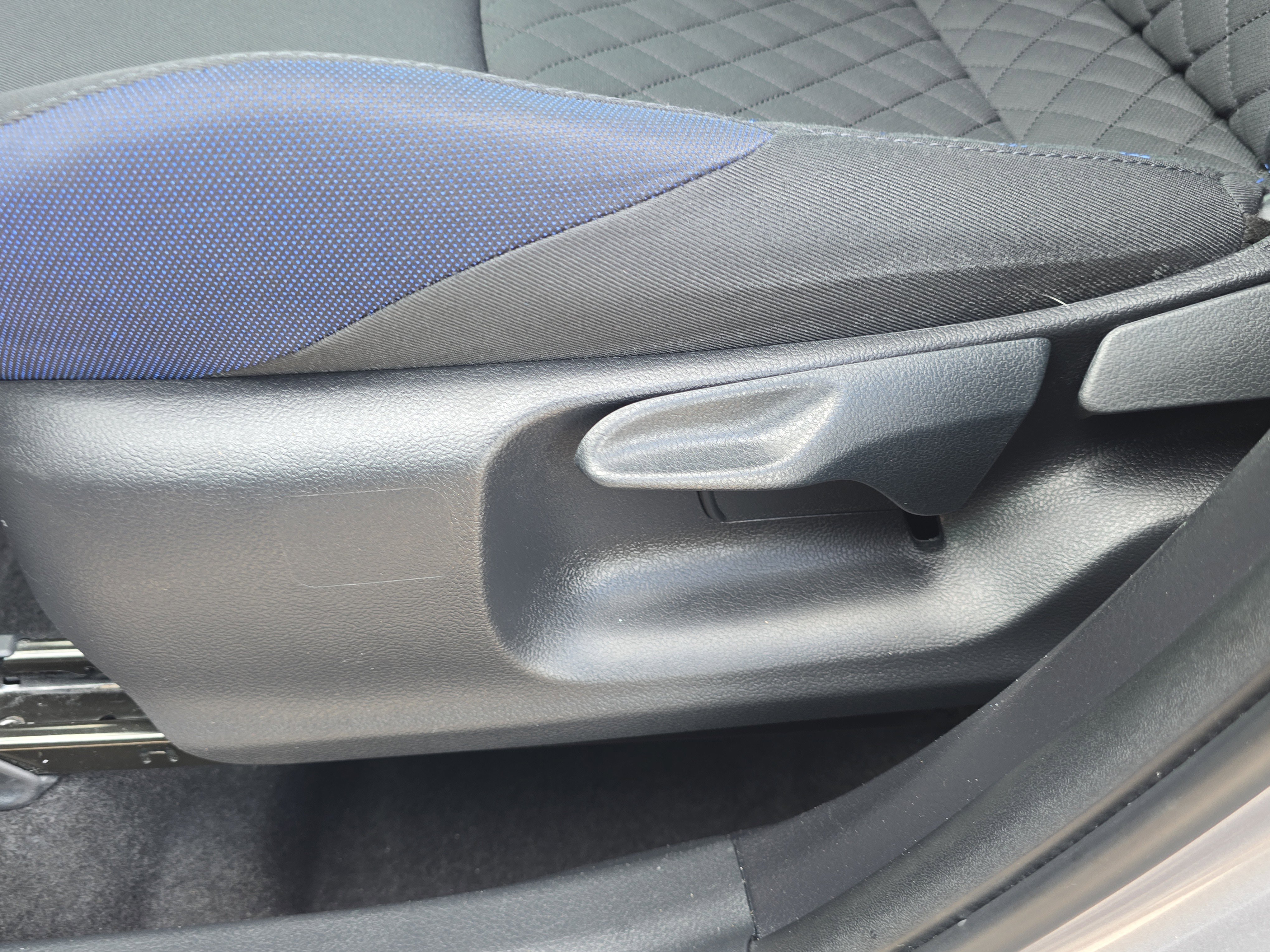 Used 2020 Toyota C-HR XLE FWD image 20