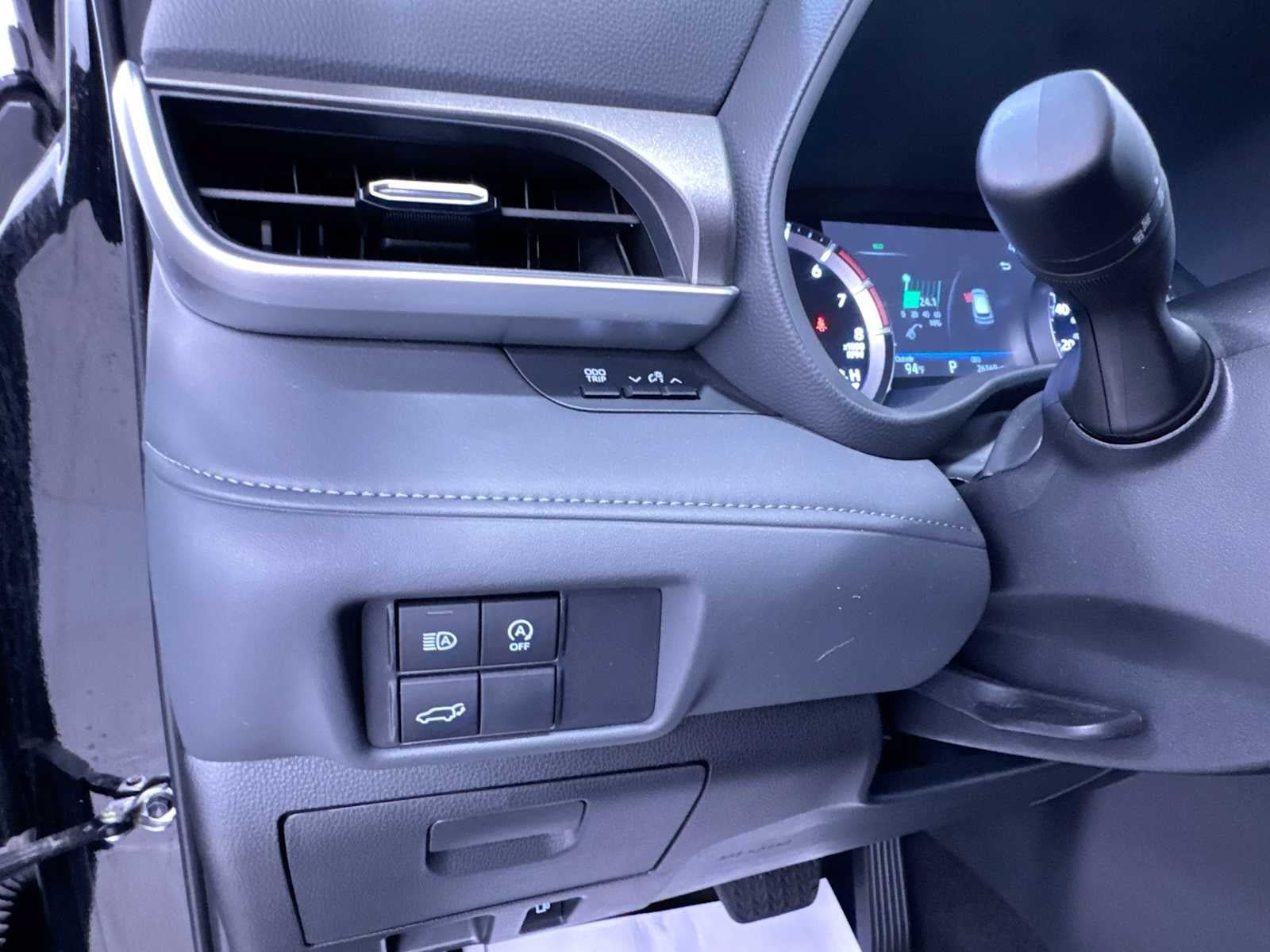 Used 2025 Toyota Highlander LE FWD image 16