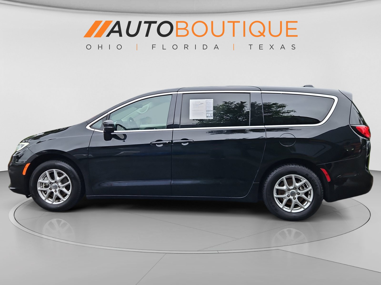 Used 2024 Chrysler Pacifica Touring-L FWD image 2