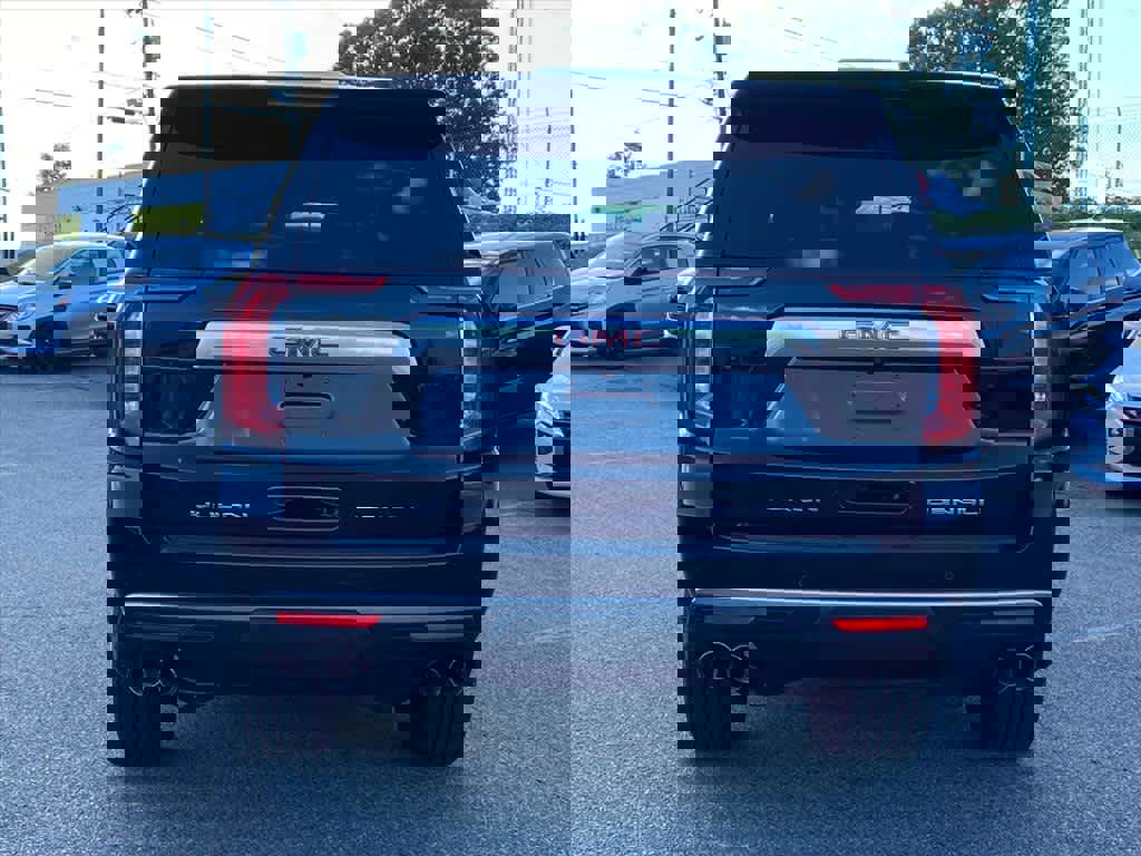 Used 2021 GMC Yukon XL Denali w/ LPO, Illumination Package image 3