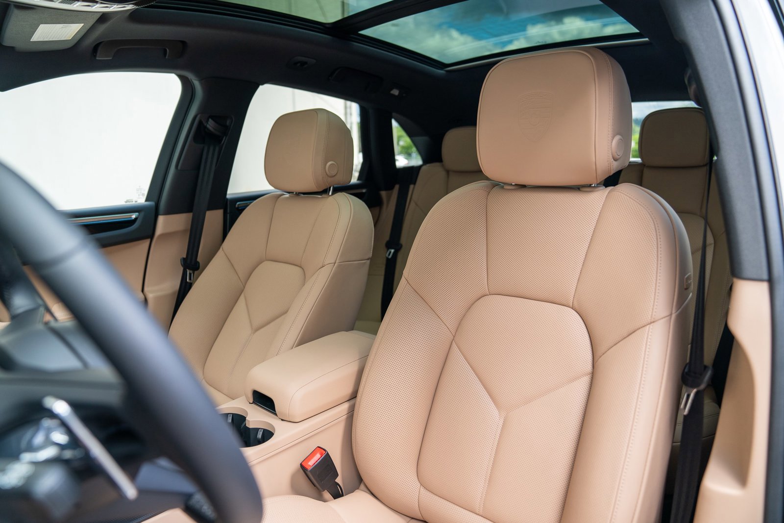 Certified 2025 Porsche Macan image 5