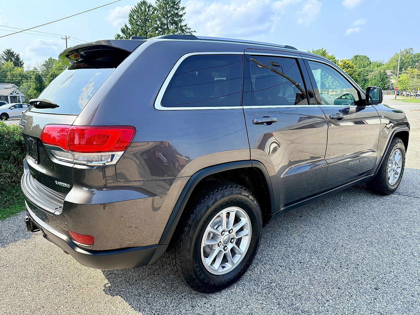 Used 2018 Jeep Grand Cherokee Laredo AWD/4WD image 4