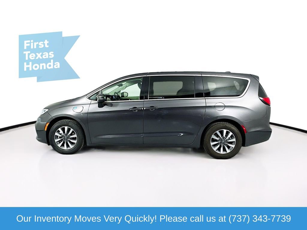 Used 2023 Chrysler Pacifica Touring-L image 4