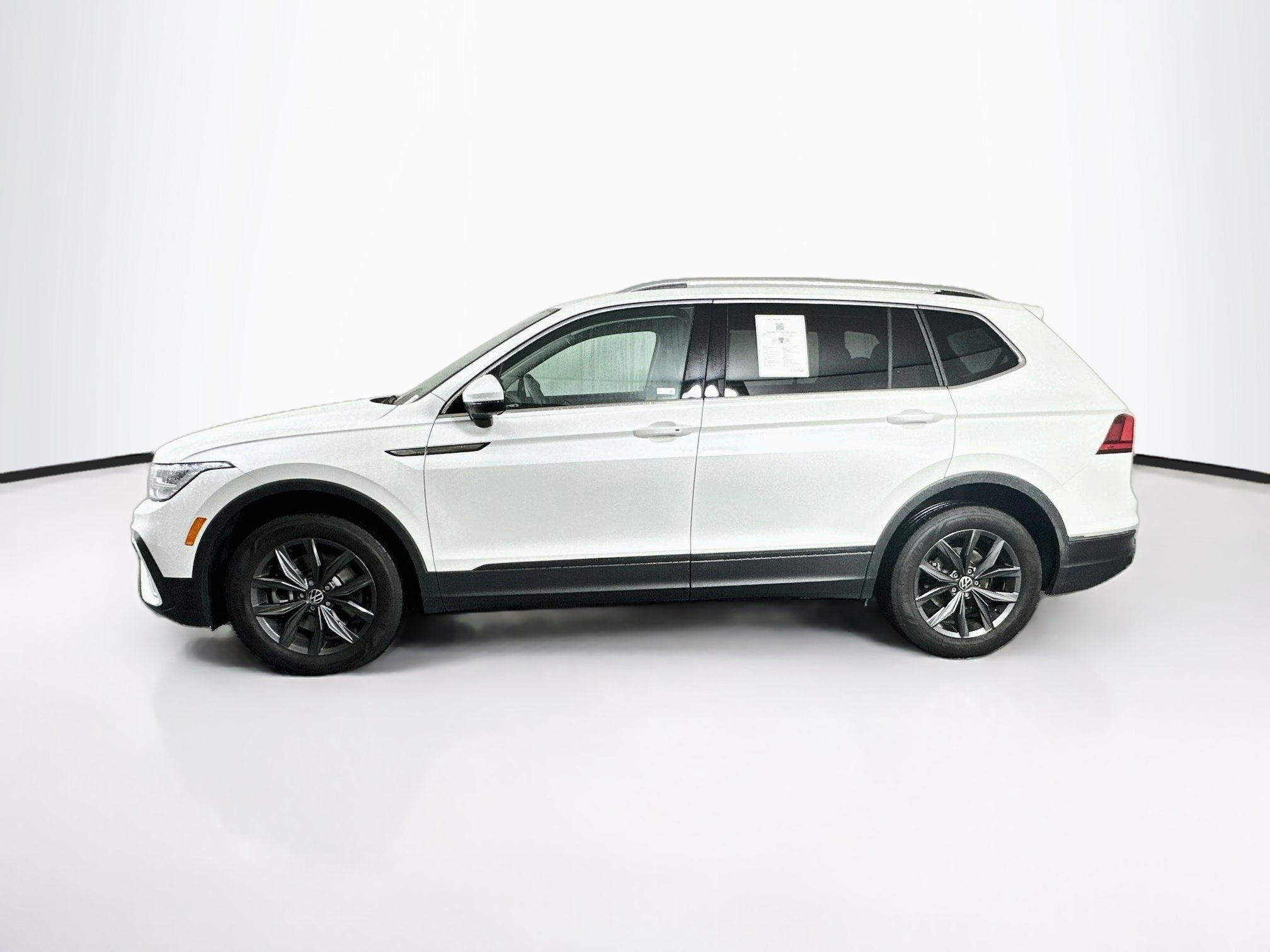 Used 2023 Volkswagen Tiguan SE FWD image 4