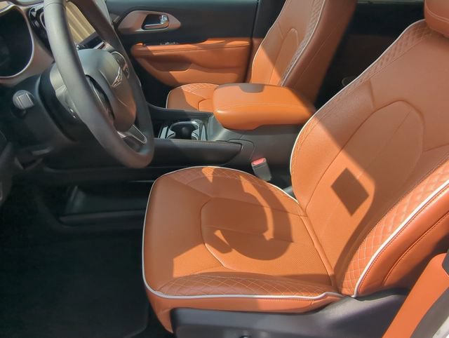 Used 2024 Chrysler Pacifica Pinnacle FWD image 11