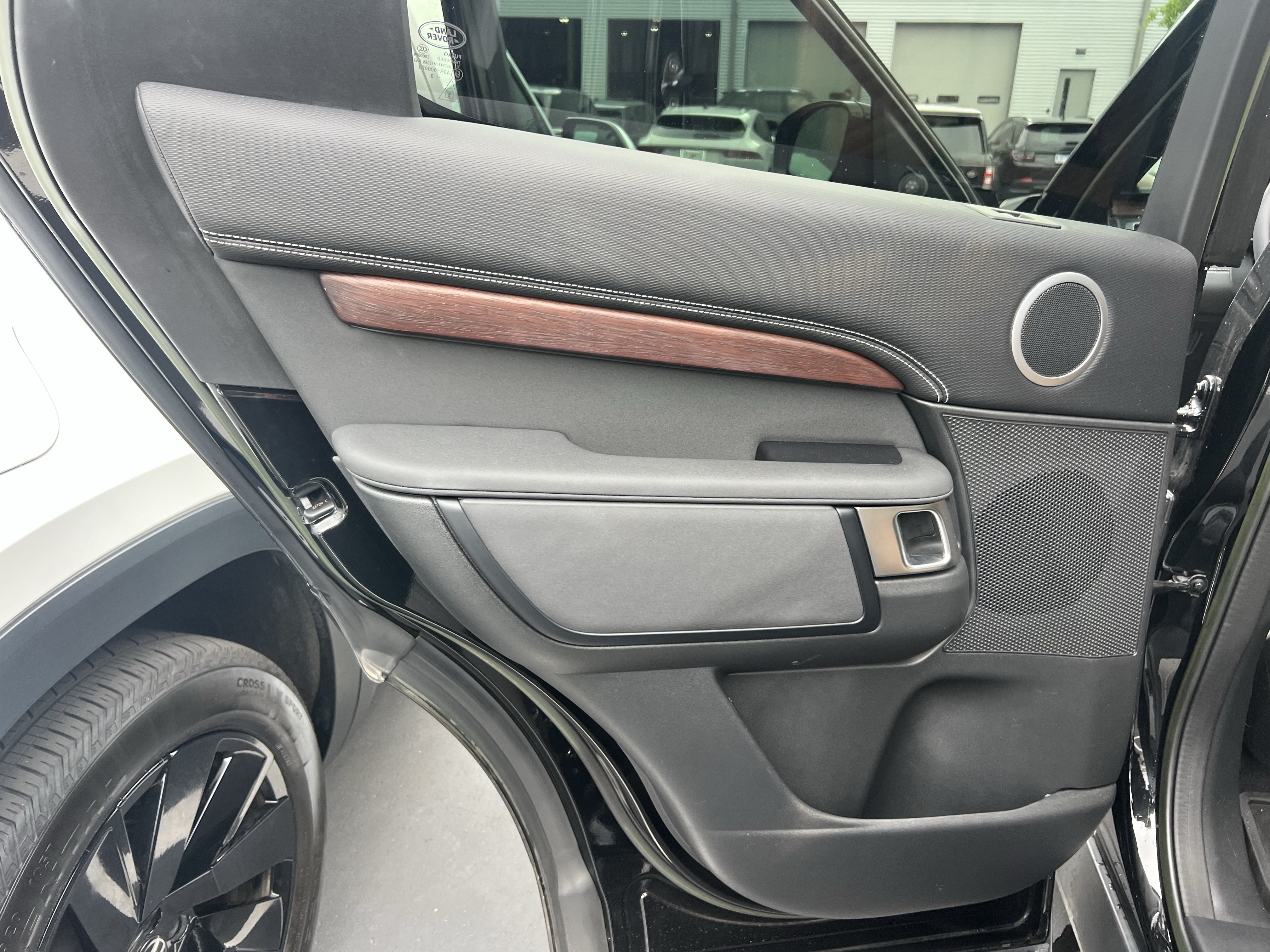 Certified 2023 Land Rover Discovery HSE R-Dynamic AWD/4WD image 28