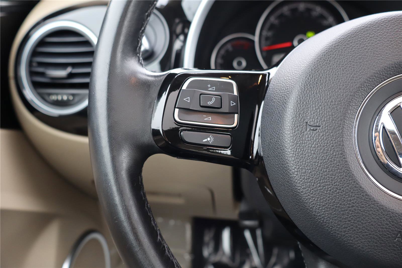 Used 2019 Volkswagen Beetle 2.0T SE w/ SE Premium Package image 18