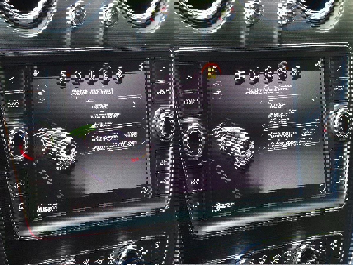 Used 2020 Bentley Bentayga Plug-In Hybrid image 56