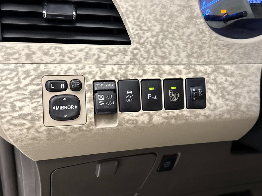 Used 2013 Toyota Sienna Limited w/ Premium Pkg FWD image 25