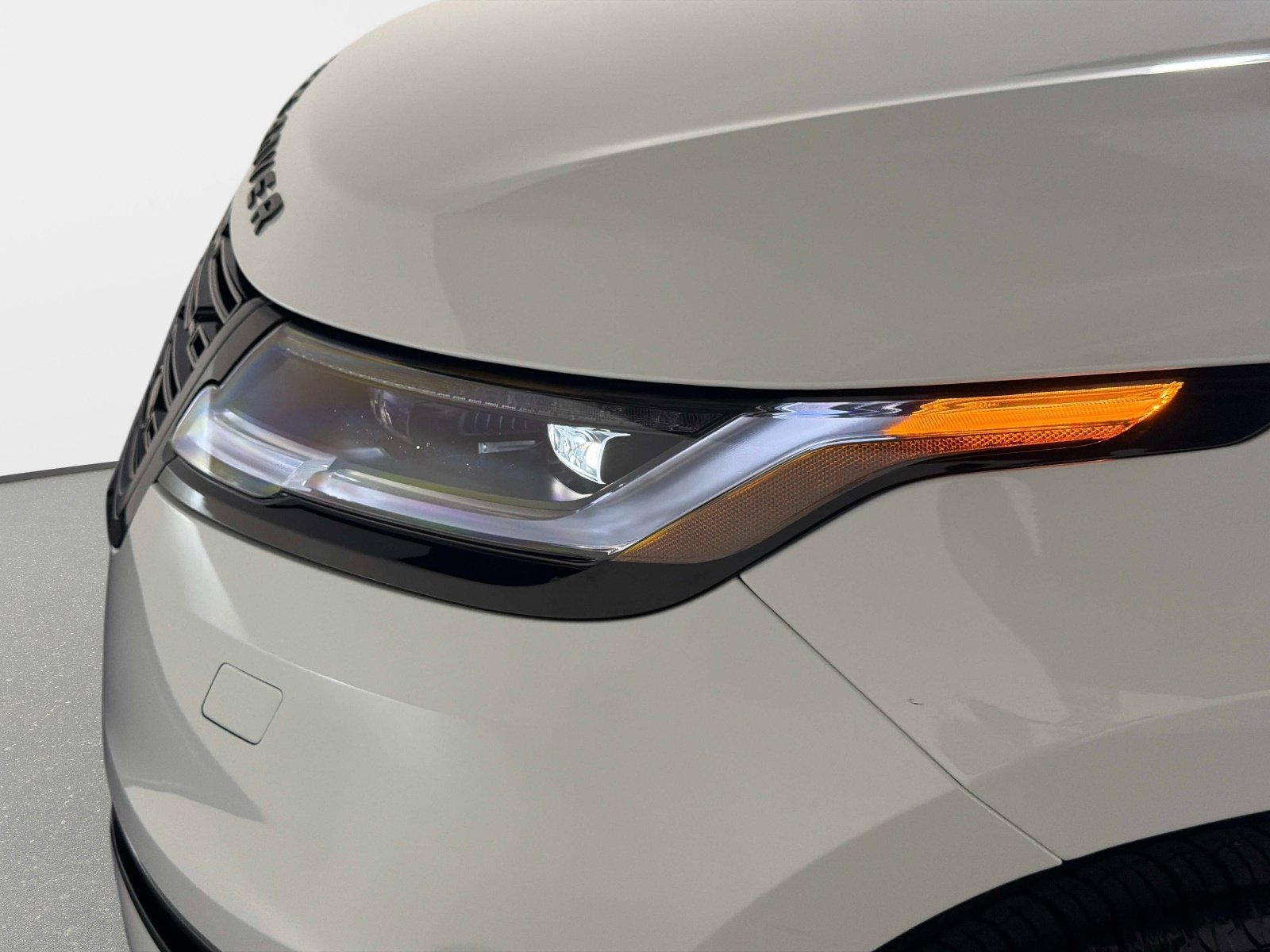 Used 2025 Land Rover Range Rover Velar Dynamic SE AWD/4WD image 10