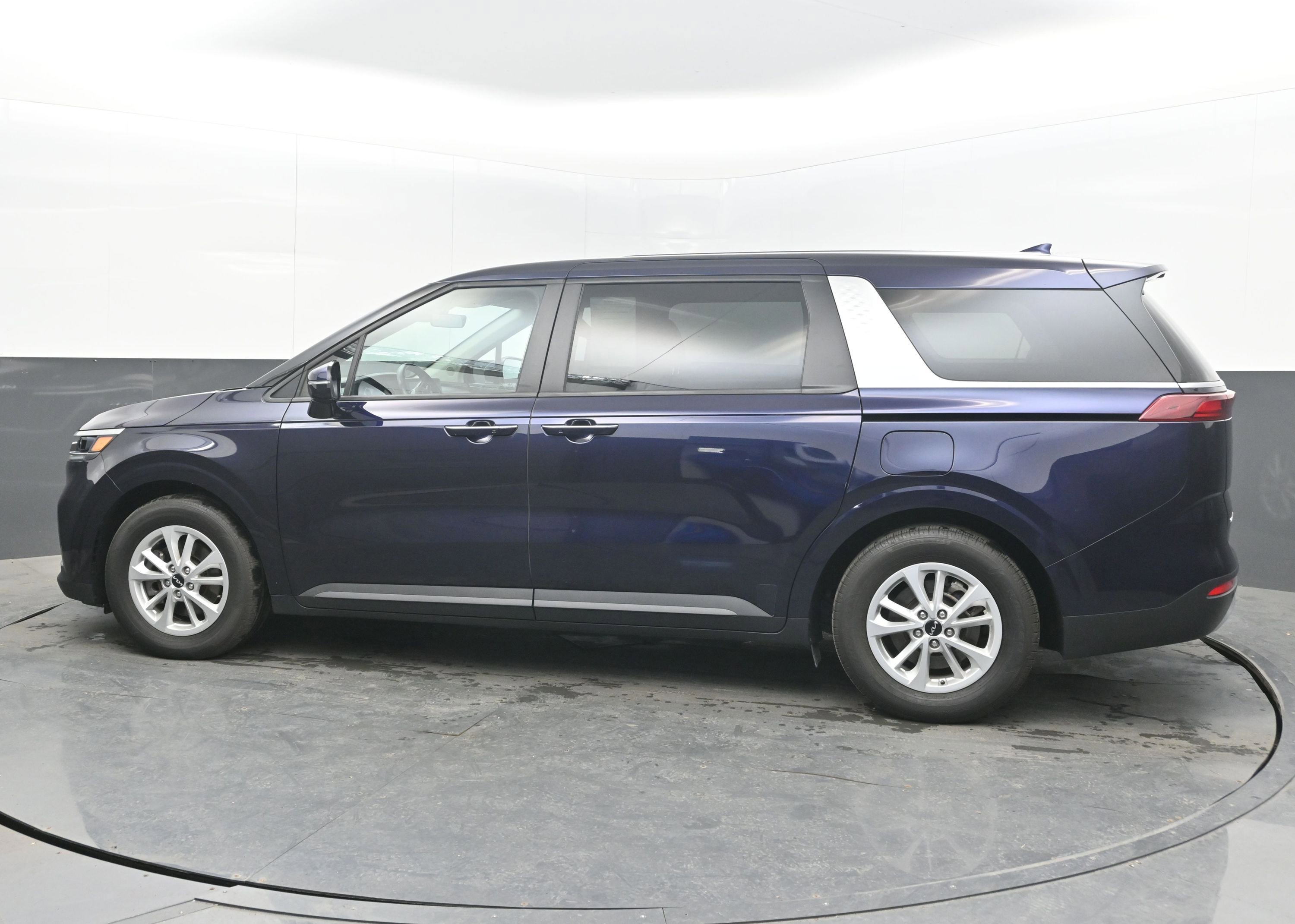 Used 2023 Kia Carnival LX image 5