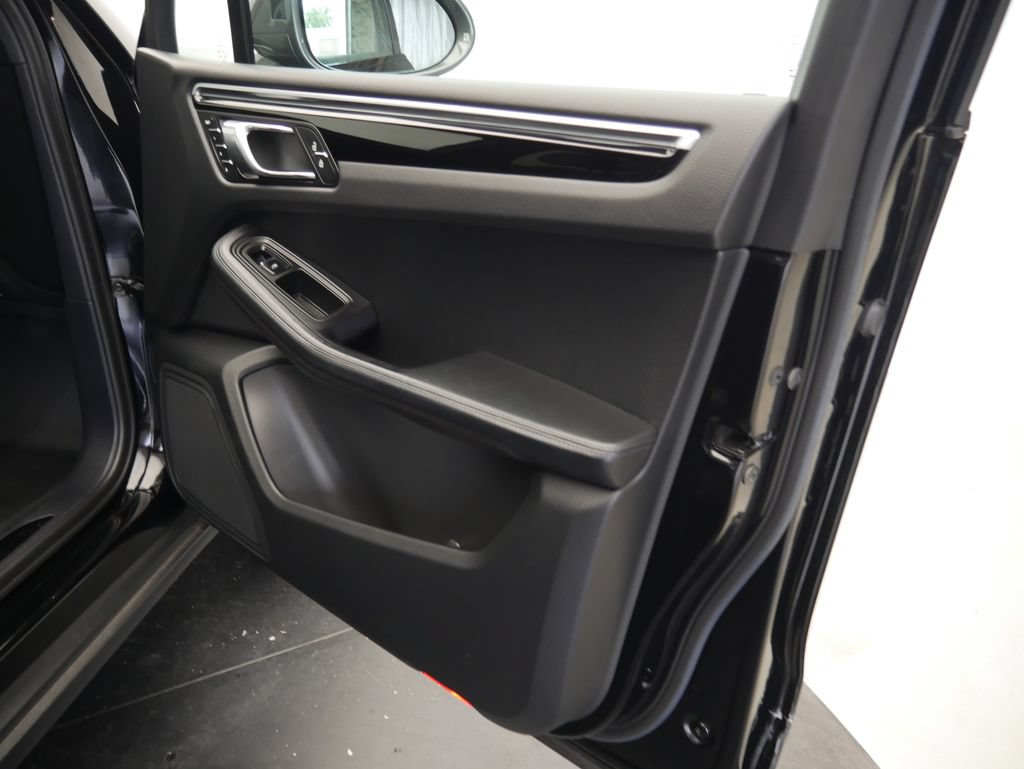 Certified 2023 Porsche Macan Turbo AWD/4WD image 22