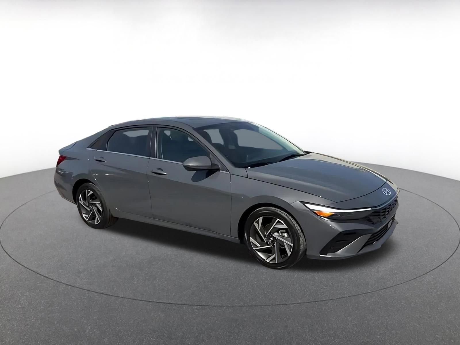 Used 2025 Hyundai Elantra SEL FWD image 2