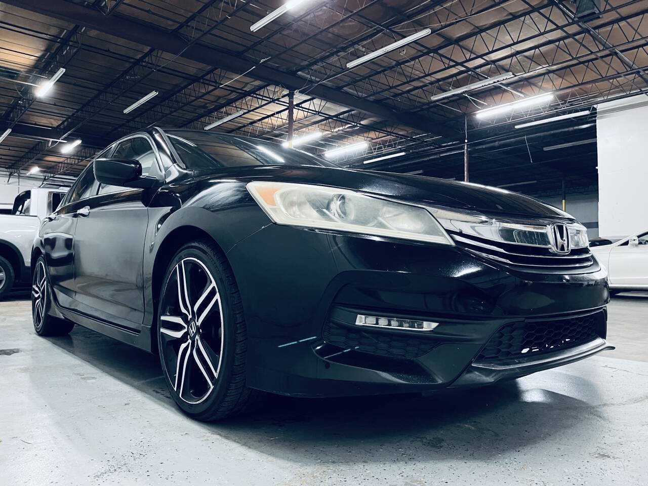 Used 2017 Honda Accord Sport image 10