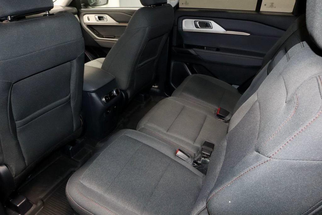Used 2025 Ford Explorer Active AWD/4WD image 22