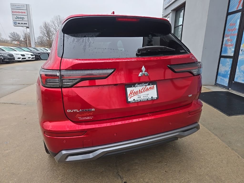 Used 2025 Mitsubishi Outlander SE image 8