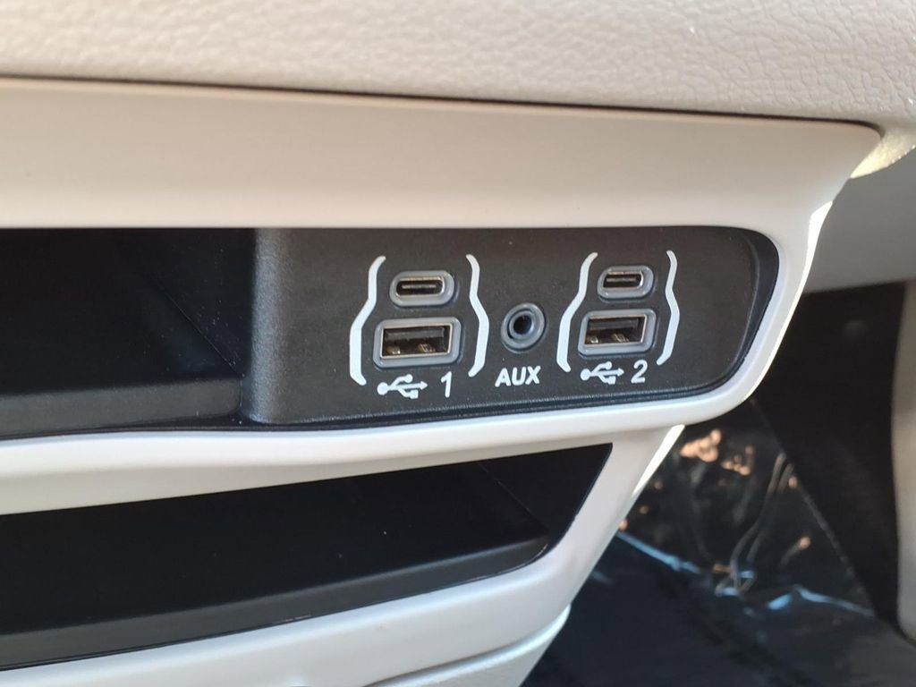 Used 2024 Chrysler Pacifica Touring-L image 26