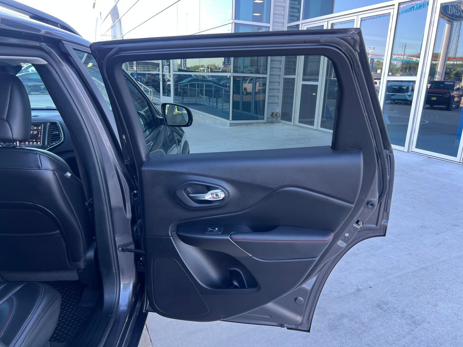 Used 2020 Jeep Cherokee Trailhawk AWD/4WD image 15