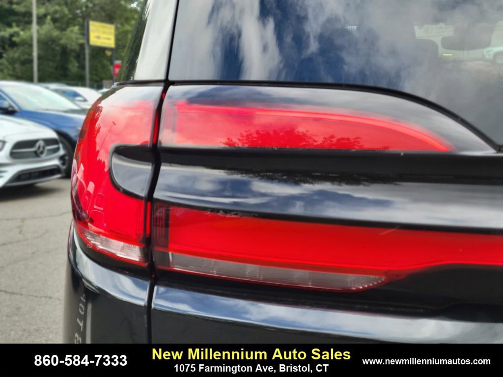 Used 2022 Chrysler Pacifica Limited image 9