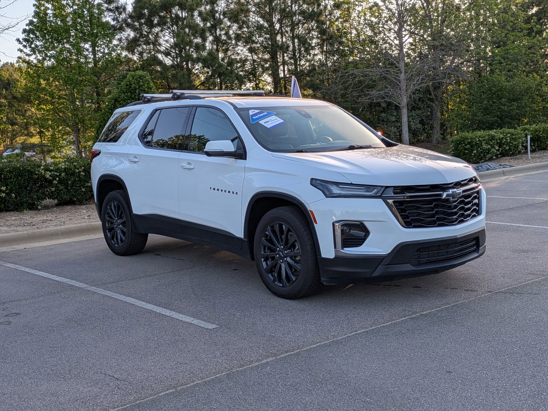 Used 2023 Chevrolet Traverse RS FWD image 2