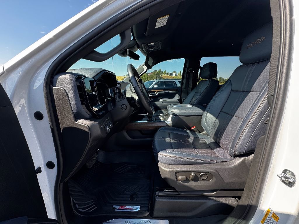 Used 2022 Chevrolet Silverado 1500 High Country w/ Technology Package image 2