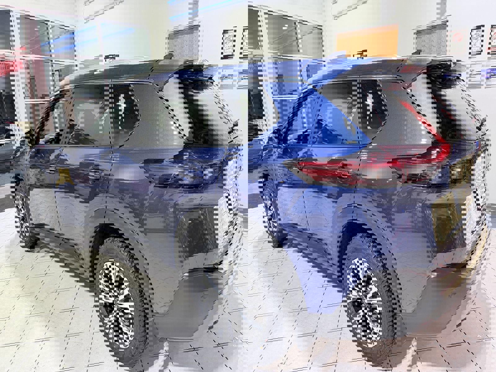 Used 2023 Nissan Rogue SV w/ SV Premium Package image 5