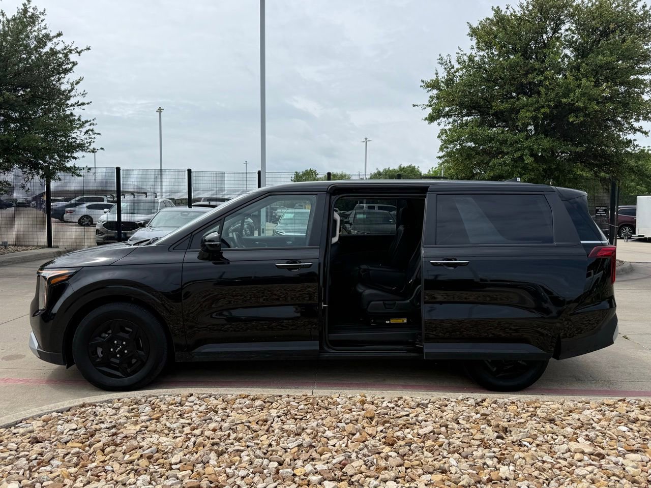 Used 2025 Kia Carnival image 3