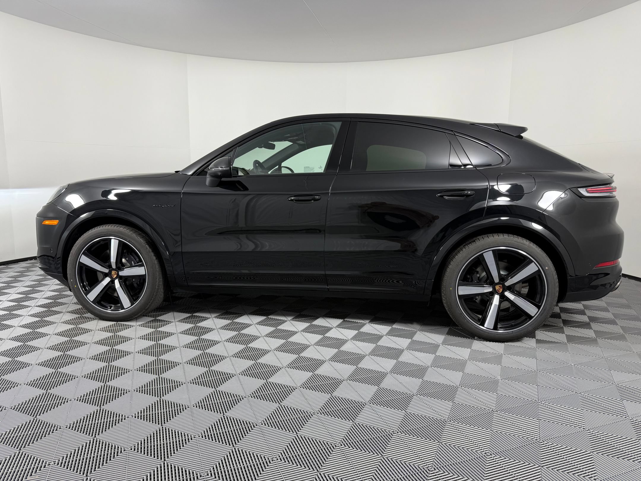 Certified 2026 Porsche Cayenne E-Hybrid Coupe AWD/4WD image 2