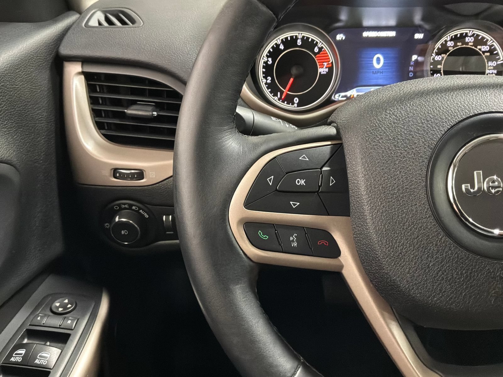 Used 2017 Jeep Cherokee Limited FWD image 19