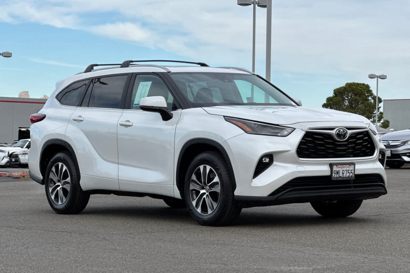 Used 2023 Toyota Highlander XLE FWD image 5