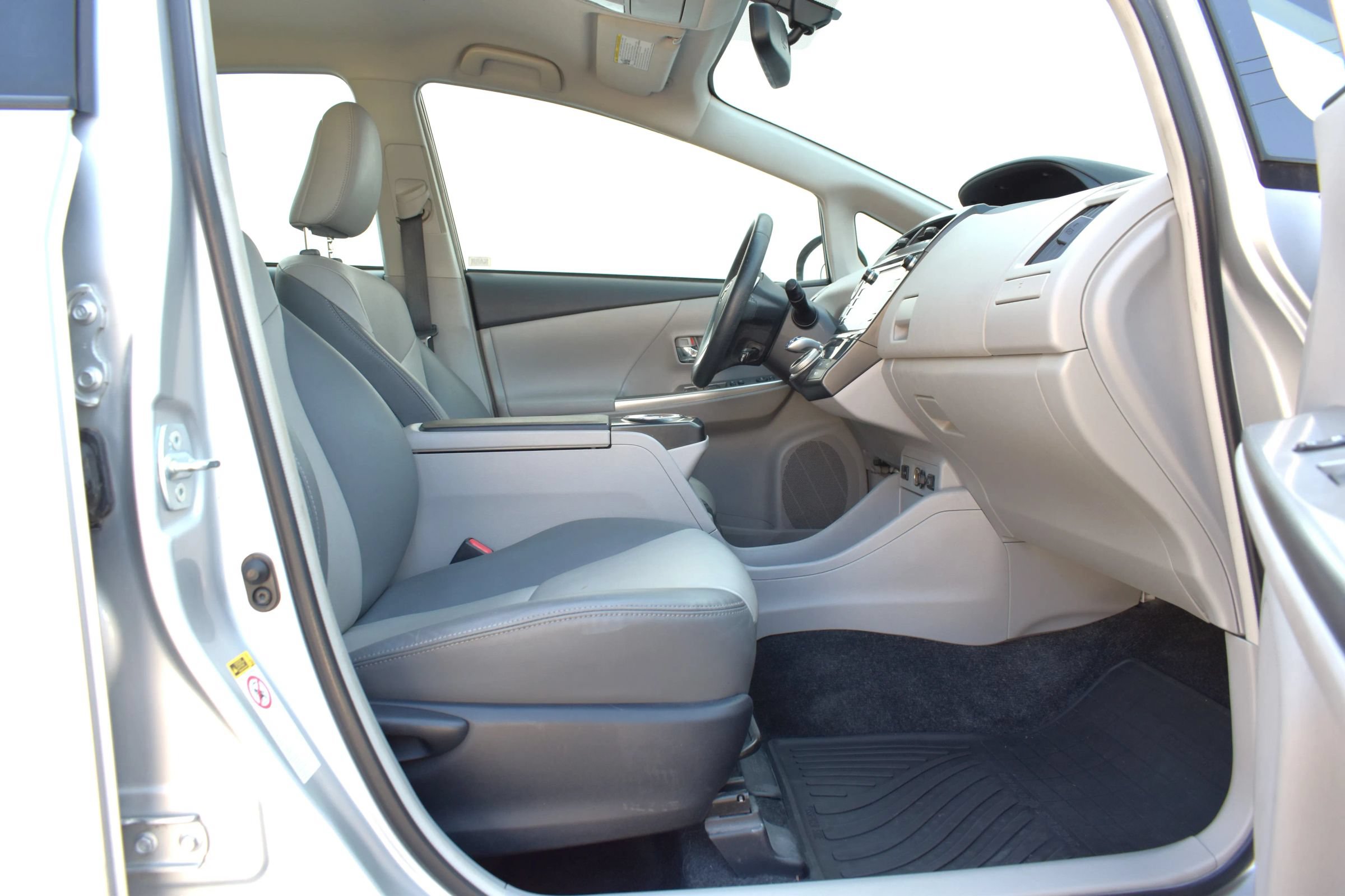 Used 2015 Toyota Prius V Four FWD image 28