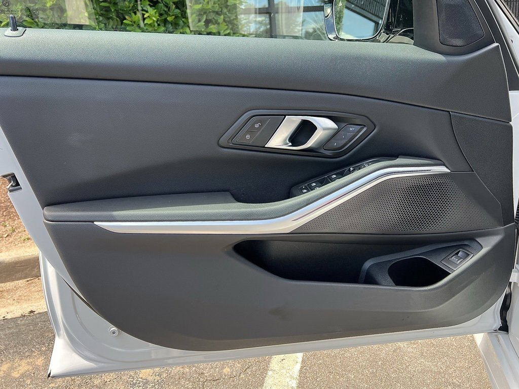 Used 2025 BMW 330i Sedan w/ M Sport Package image 25