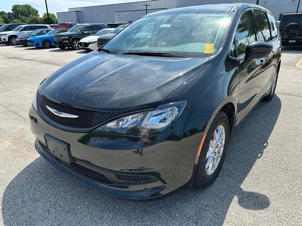Used 2022 Chrysler Voyager LX FWD image 2