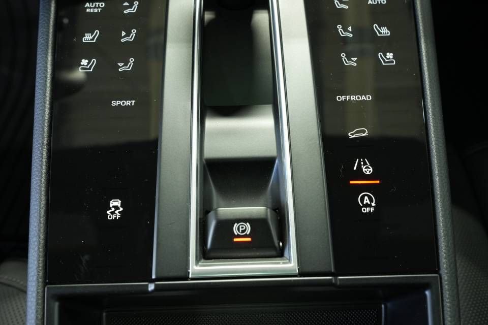 Certified 2026 Porsche Macan AWD/4WD image 22