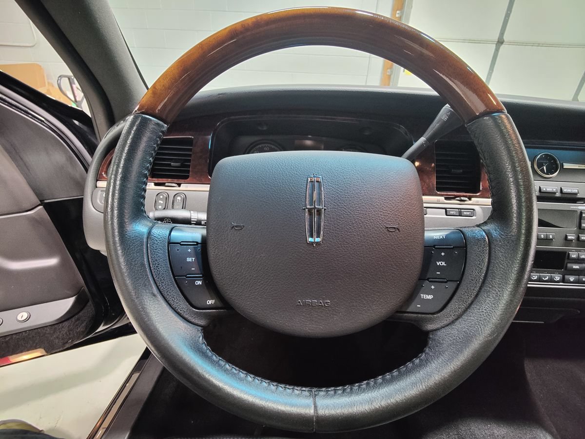 Used 2008 Lincoln Town Car Signature Limited RWD image 30